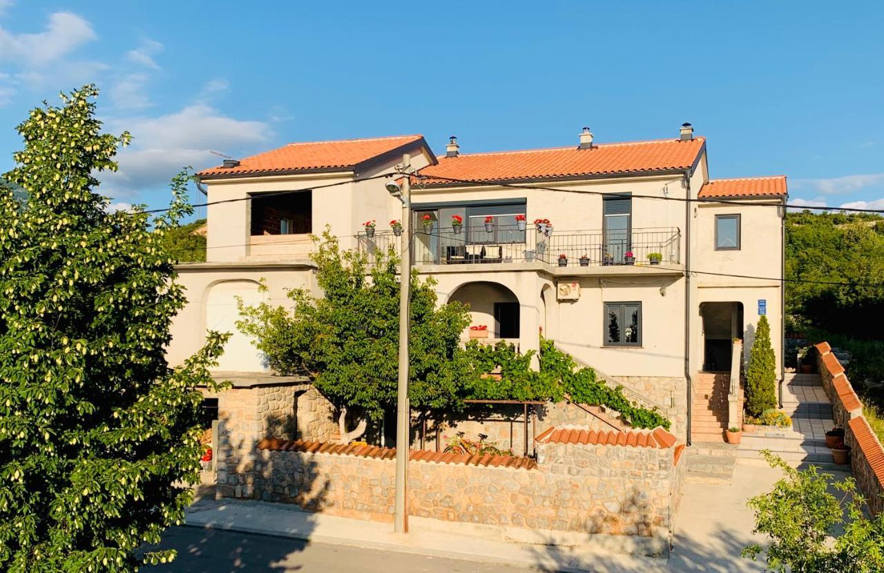 Apartments Maro *