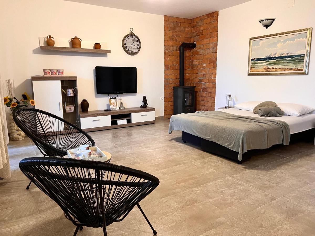 Apartments Maro *